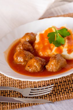 köfte, domates soslu patates püresi ile