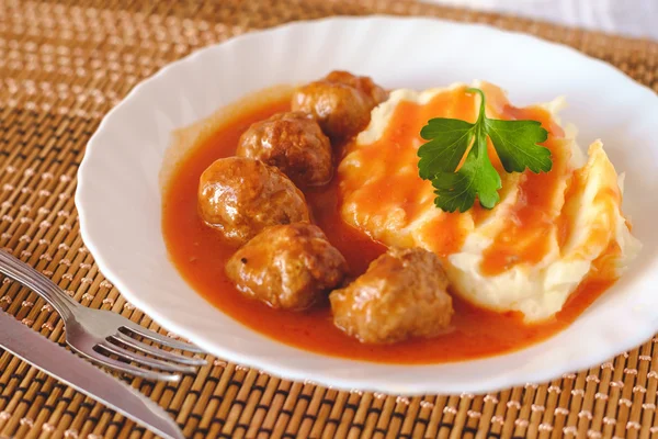 Boulettes de viande à la sauce tomate avec purée de pommes de terre Images De Stock Libres De Droits