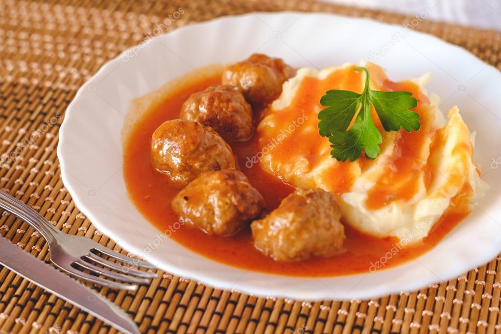 Meatballs in tomato sauce with mashed potato — Stock Photo