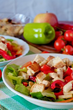 Sezar salatası kruton, tavuk, domates ile