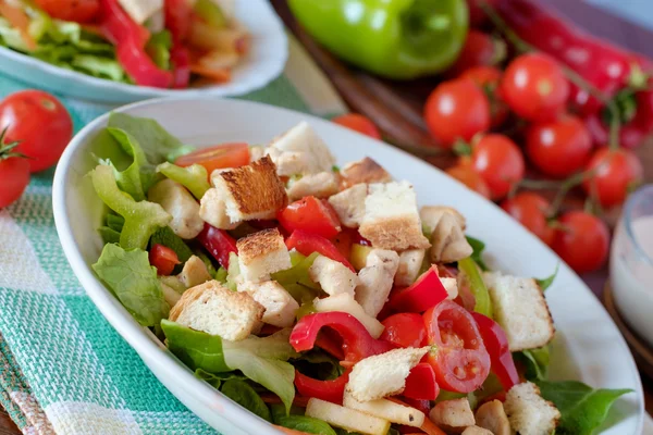 Sezar salatası kruton, tavuk, domates ile