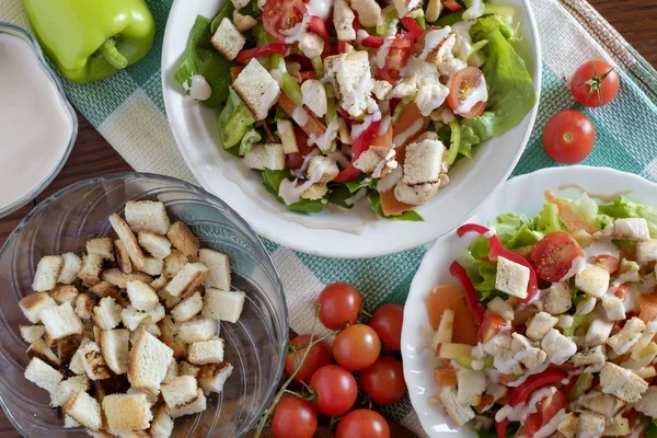 Sezar salatası kruton, tavuk, domates ile
