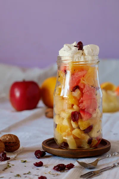 Bir kavanoz içinde meyve salatası