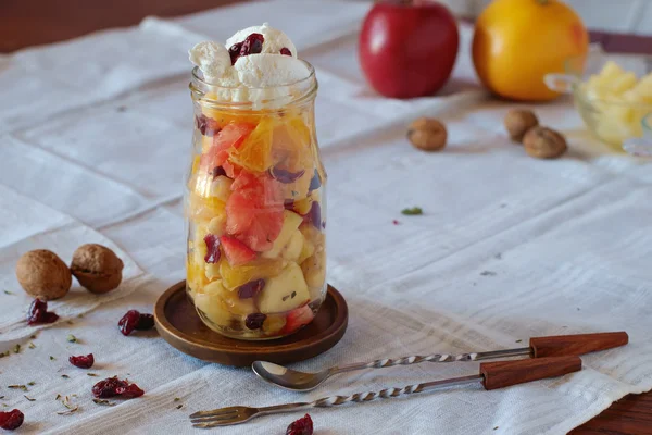 Bir kavanoz içinde meyve salatası