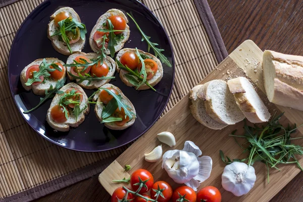 Bruschetta kiraz domates, jambon, sarımsak, zeytinyağı