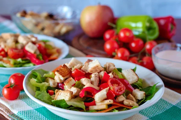 Salade César aux croûtons, poulet, tomates cerises Images De Stock Libres De Droits