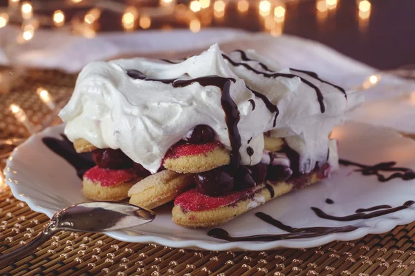 Ev yapımı kiraz kek kurabiye ve krema ile