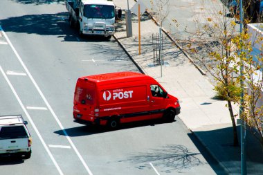 Perth, Avustralya - 24 Eylül 2020: Avustralya Post 'un şehre teslimat kamyonu