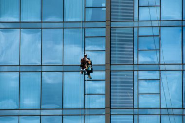 Şehir Binasında Pencereler Temizleniyor
