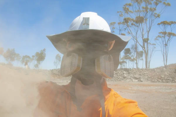 Trabajador Una Máscara Supresión Polvo — Foto de Stock