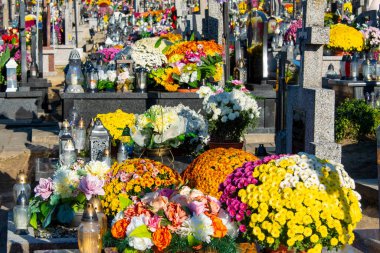 Azizler Günü 'nde Çiçekli Mezarlar