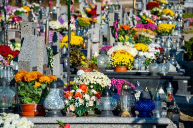Azizler Günü 'nde Çiçekli Mezarlar