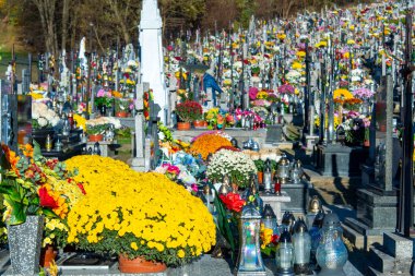 Azizler Günü 'nde Çiçekli Mezarlar