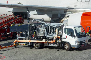 Yakıt kamyonu bir uçağı dolduruyor.