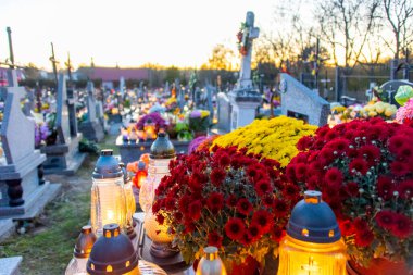 Azizler Günü 'nde Çiçekli Mezarlar