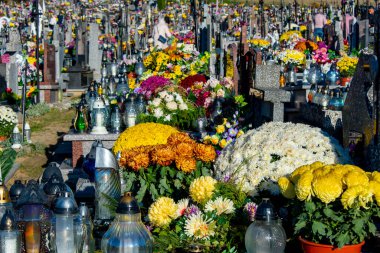 Azizler Günü 'nde Çiçekli Mezarlar
