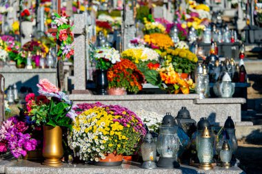 Azizler Günü 'nde Çiçekli Mezarlar
