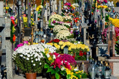 Azizler Günü 'nde Çiçekli Mezarlar