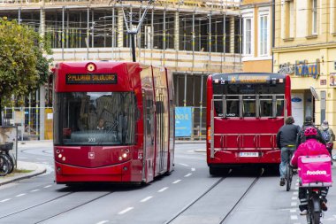 Innsbruck, Avusturya - 23 Ekim 2024: Innsbrucker Verkehrsbetriebe und Stubaitalbahn (IVB)