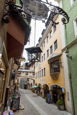 Kufstein, Avusturya - 23 Ekim 2024: Romerhofgasse üzerine geleneksel Avusturya mimarisi (Kufstein eski kenti)