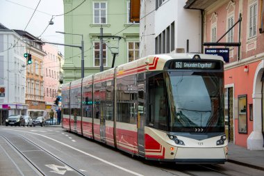 Gmunden, Avusturya - 26 Ekim 2024: Stern ve Hafferl tarafından işletilen Gmunden tramvayı