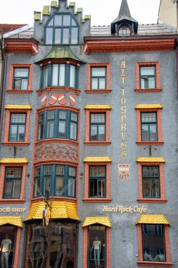 Innsbruck, Avusturya - 23 Ekim 2024: Maria Theresien Caddesi 'ndeki Hard Rock Cafe binası cephesi