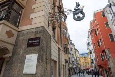 Innsbruck, Avusturya - 23 Ekim 2024: Yayalık sokaktaki ticari binalar 