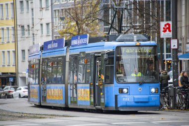Münih, Almanya - 30 Ekim 2024 Munchner Verkehrsgesellschaft tarafından işletilen tramvay sistemi