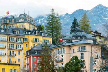 Bad Gastein, Avusturya - 24 Ekim 2024: High Tauern dağlarındaki güzel çağ otelleri ve villalarıyla bilinen Avusturya kaplıca ve kayak kasabası