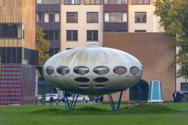 Münih, Almanya - 30 Ekim 2024 1968 'den kalma prefabrik UFO şekilli bir evin prototipi