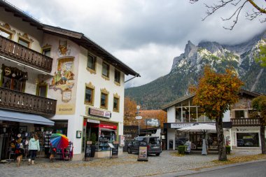 Mittenwald, Almanya - 22 Ekim 2024: Geleneksel Güney Almanca 