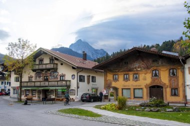 Mittenwald, Almanya - 22 Ekim 2024: Geleneksel Güney Almanca 