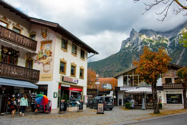 Mittenwald, Almanya - 22 Ekim 2024: Geleneksel Güney Almanca 