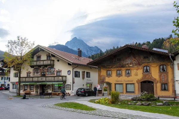 Mittenwald, Almanya - 22 Ekim 2024: Geleneksel Güney Almanca 