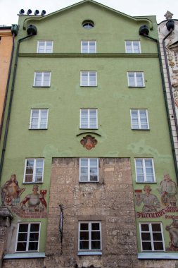 Innsbruck, Avusturya - 23 Ekim 2024: Geleneksel duvar resimleri