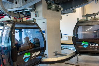 Solina, Polonya - 10 Kasım 2024: Yerden 100 metre yükseklikteki Solina teleferiği göl ve baraj manzarası sunuyor