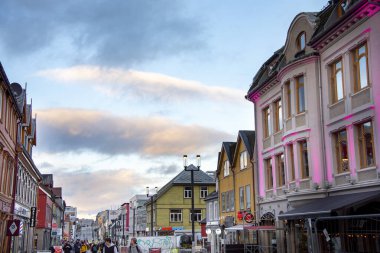 Tromso, Norveç - 14 Ekim 2024: Kuzey Kutbu 'ndaki Tromso kentindeki ticari dükkanlar