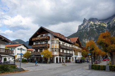 Mittenwald, Almanya - 22 Ekim 2024: Geleneksel Güney Alman binaları