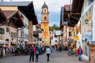 Mittenwald, Almanya - 22 Ekim 2024: Geleneksel Güney Alman binaları