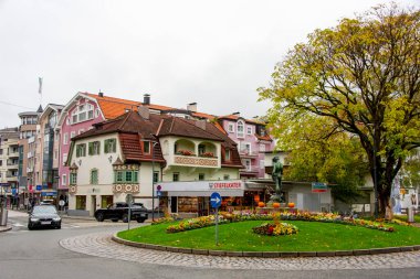 Kufstein, Avusturya - 23 Ekim 2024: Turistik kale kasabasında döner kavşak