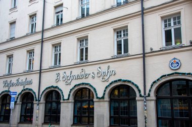 Münih, Almanya - 31 Ekim 2024: Weisses Bruhaus im Tal, Bavyera 'nın ünlü buğday birası imalathanesine ait bir restorandır.