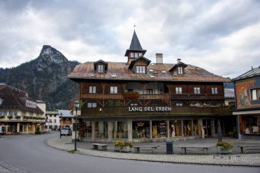 Oberammergau, Almanya - 22 Ekim 2024: Tutku Oyunları Tiyatrosu 'ndaki on yılda bir gerçekleştirdiği performansla tanınan kentteki renkli binalar
