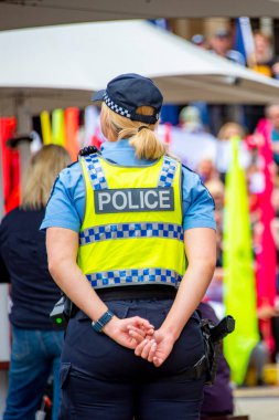 Kadın polis şehirde devriye geziyor.
