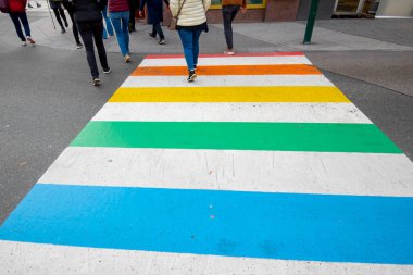 Şehirde renkli yaya geçidi var.