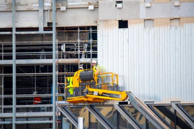 İnşaat alanında patlama kaldırma işlemi yapılıyor.