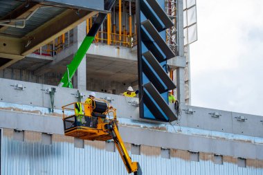 İnşaat alanında patlama kaldırma işlemi yapılıyor.