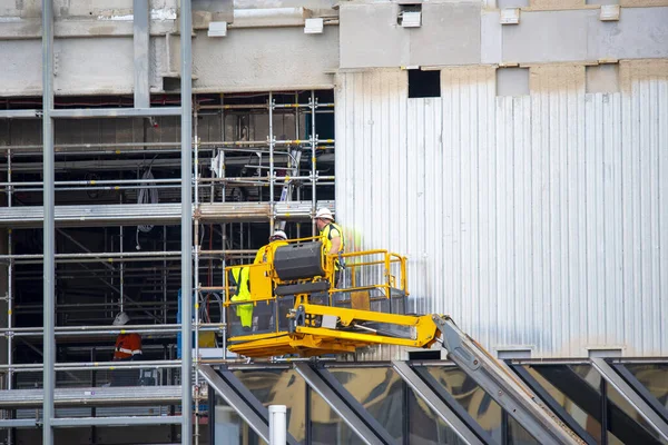 İnşaat alanında patlama kaldırma işlemi yapılıyor.