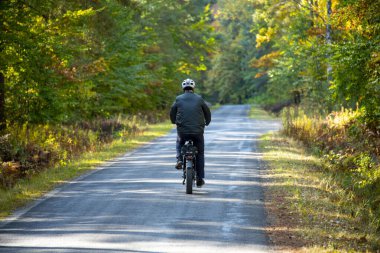 Kırsal kesimde elektrik bisikleti