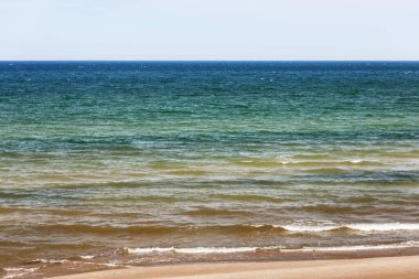 Çok renkli renk geçişleriyle Baltık Denizi 'nin deniz yüzeyi
