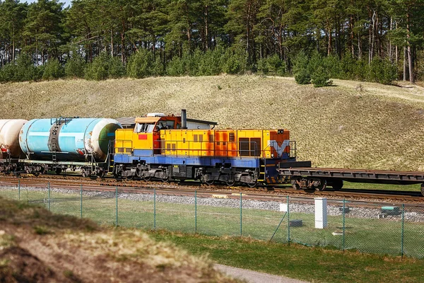 Locomotora Amarilla Carga Con Tanques Entre Colinas Bosques Verano — Foto de Stock